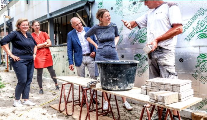 Huisartsen en fysio leggen eerste steen De Eik